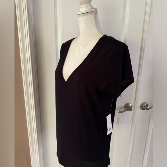 Vince Essential V Neck Tee. Size L. MSRP $80 - Picture 14 of 15